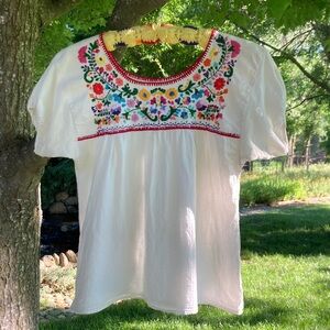 White Embroidered Floral Peasant Top - Unbranded. True vintage Mexican blouse.